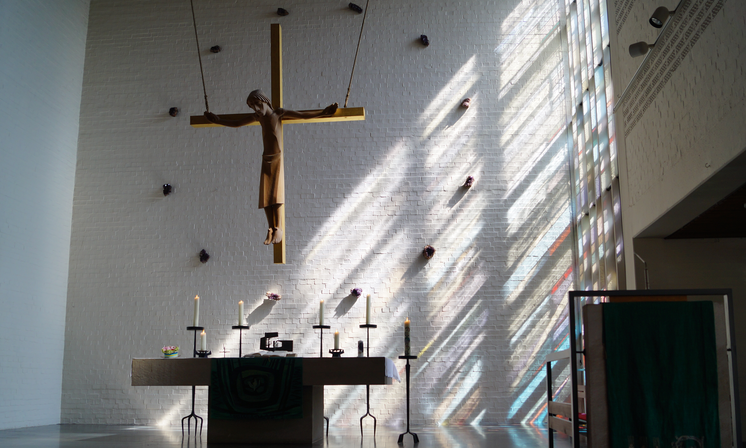 Altar mit Kreuz